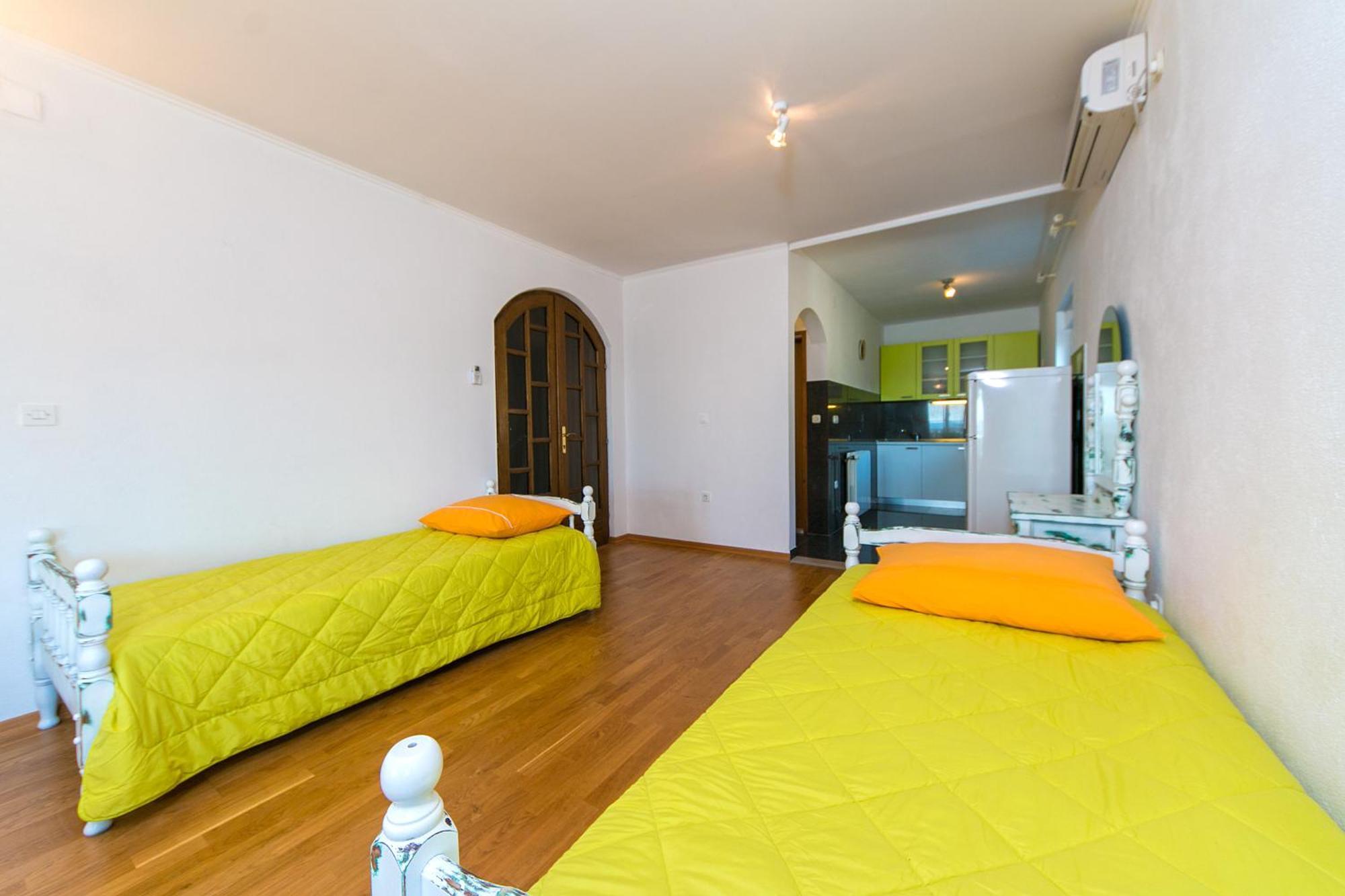Adria Brela Apartments Room photo