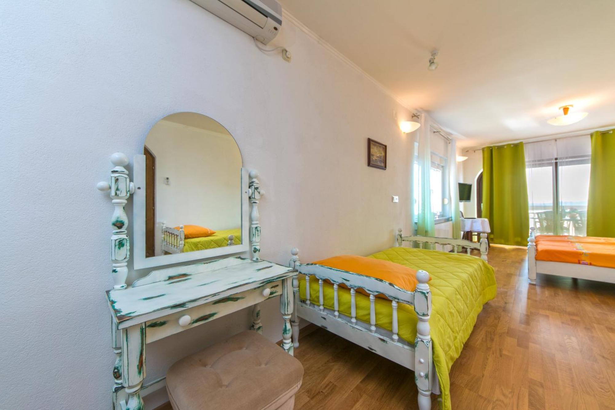 Adria Brela Apartments Room photo