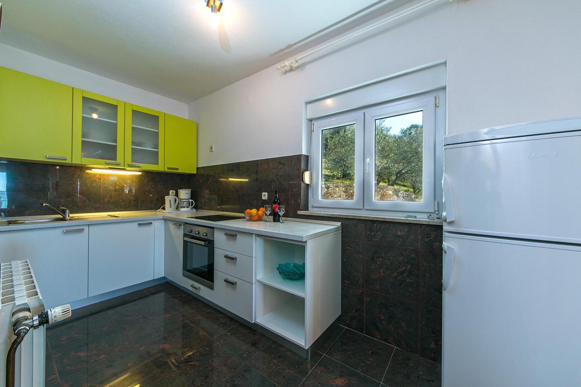 Adria Brela Apartments Room photo