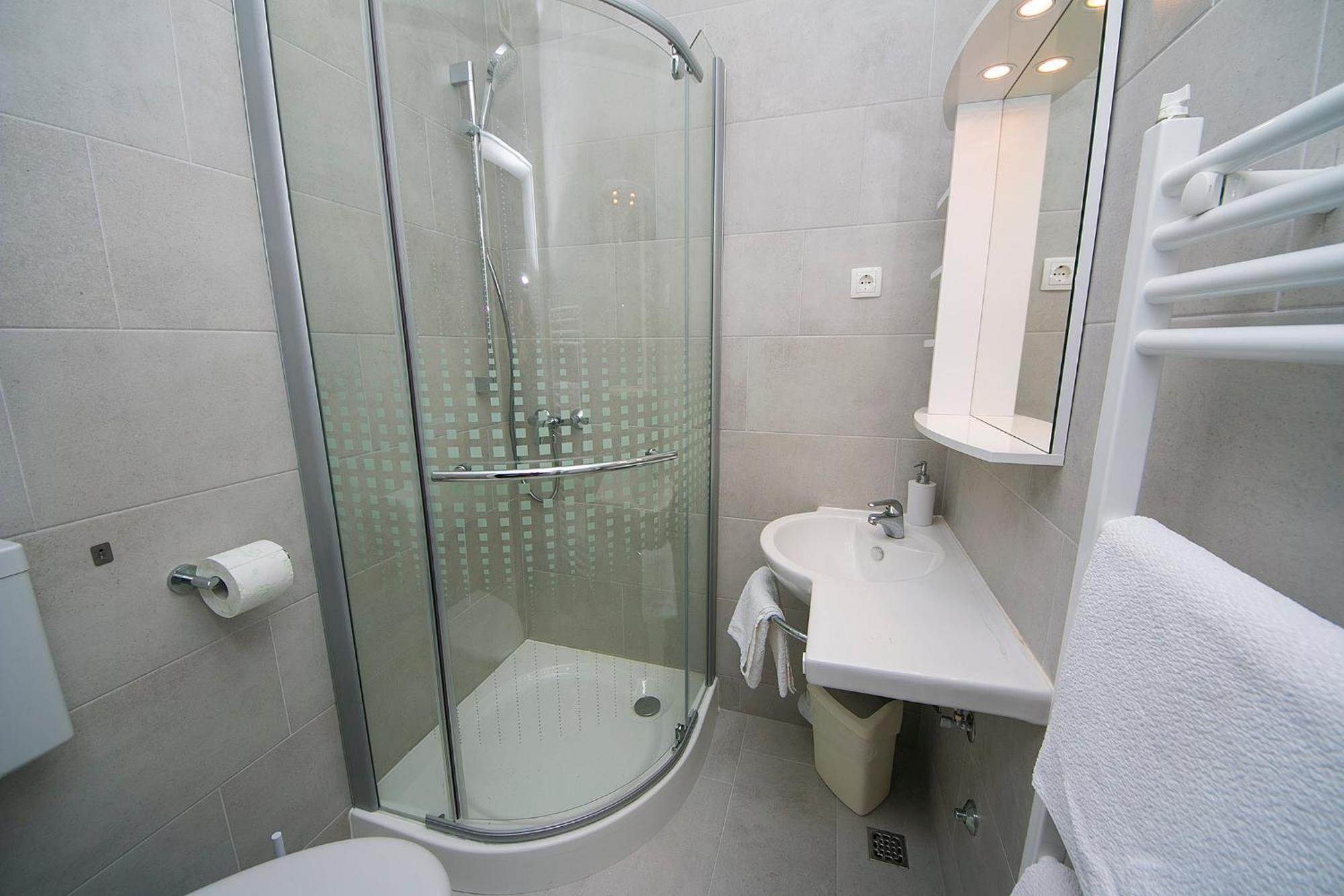 Adria Brela Apartments Room photo