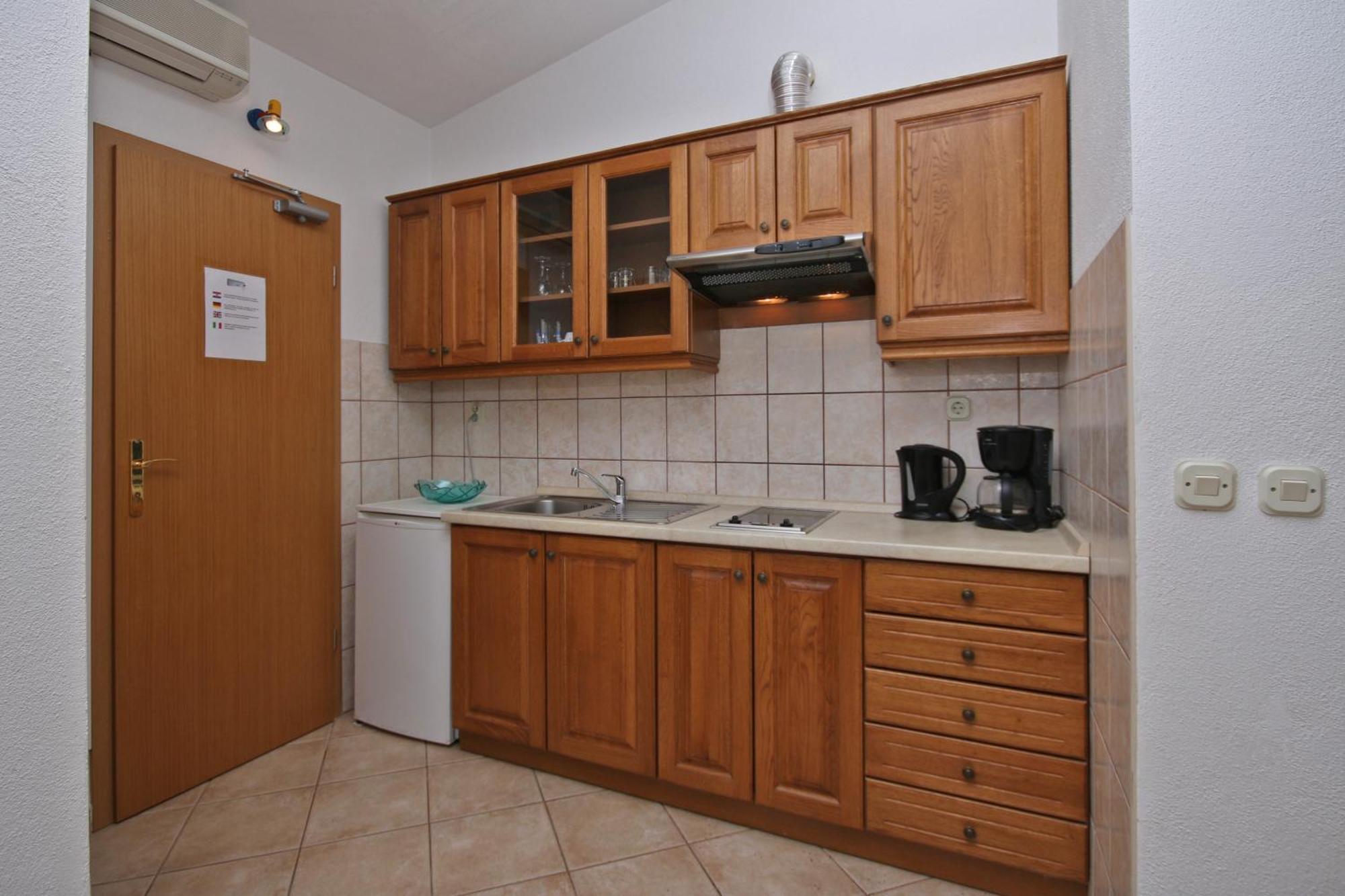 Adria Brela Apartments Room photo